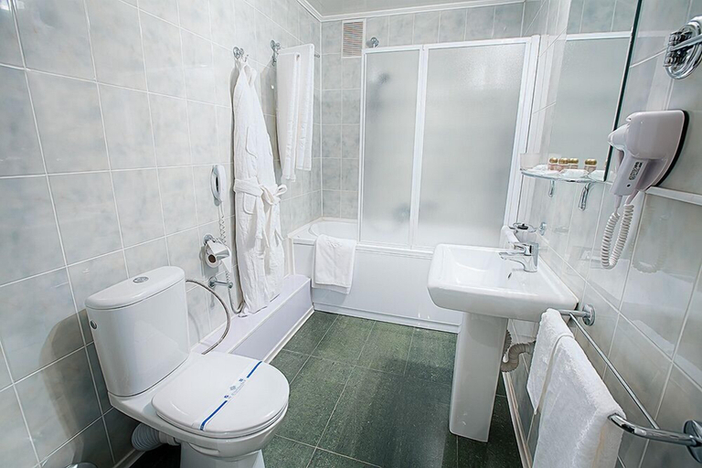 Bathroom 4, Hotel Britaniya, Kharkivs'ka