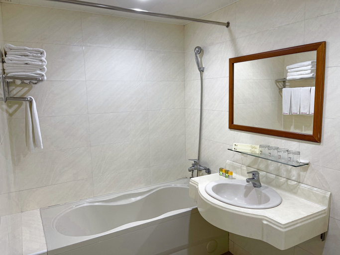 Bathroom 4, Beidoo Hotel, Keelung