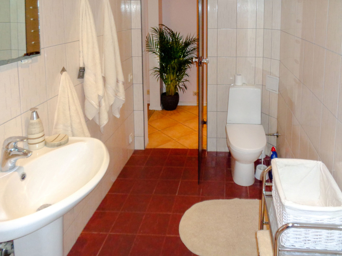 Bathroom 2, 1Br Apt In City Center by Minnehaha Lofts, Riga