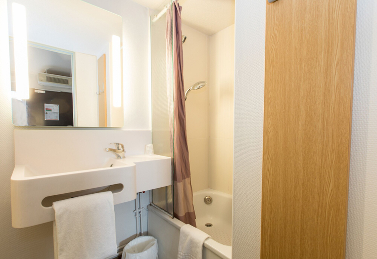 Bathroom 3, B&B HOTEL Rennes Nord Saint-Grégoire, Ille-et-Vilaine