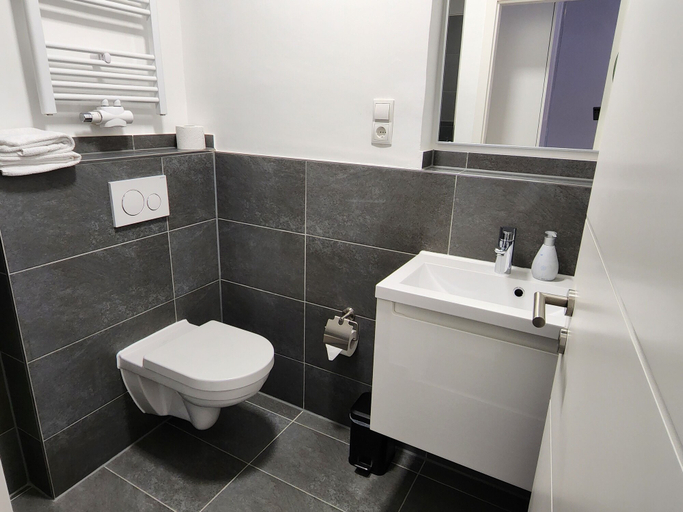 Bathroom 5, Davin City Apartments, Hamburg