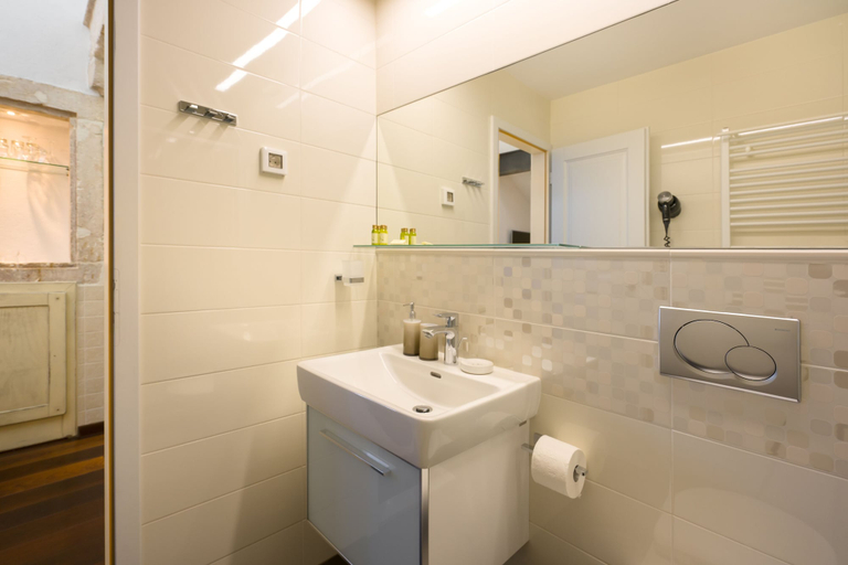 Bathroom 2, Nije Preša Apartments, Dubrovnik