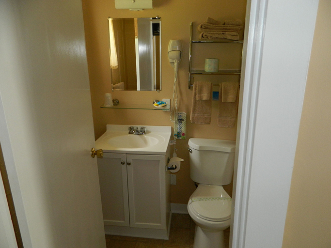 Bathroom 4, Belle Isle Motel, Hancock