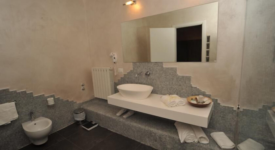 Bathroom 4, Hotel Astoria, Fermo