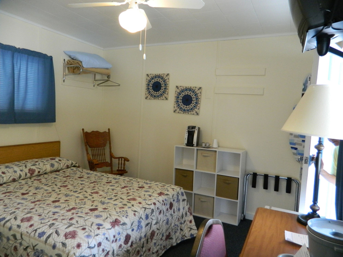 Bedroom 3, Belle Isle Motel, Hancock