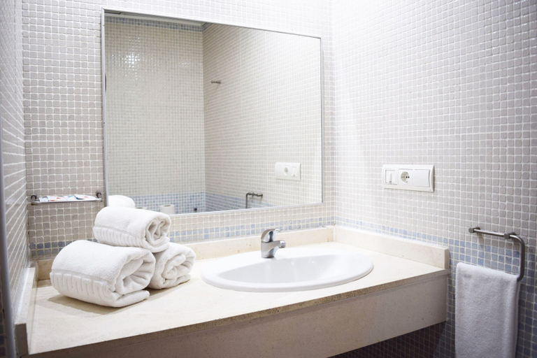 Bathroom 5, Hotel Mirablau, Almería