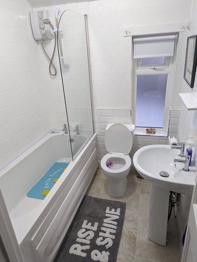 Bathroom, Fantastic Location to Ebrington Sq and City Centre, Derry and Strabane