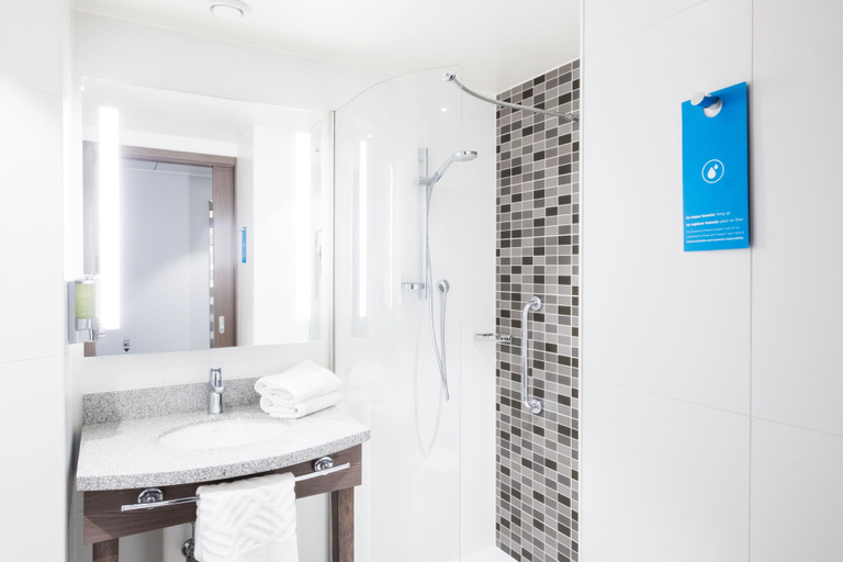 Bathroom 5, Hampton by Hilton Aberdeen Airport, Aberdeen