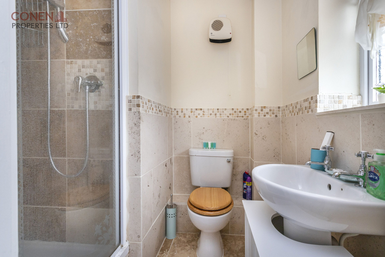 Bathroom, Stunning 2-bed Apartment in Grays, Thurrock