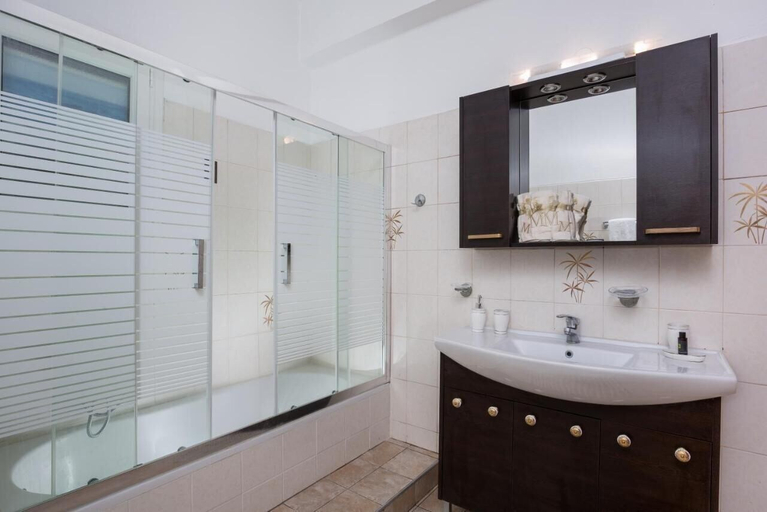 Bathroom 3, Four seasons House, Ionian Islands