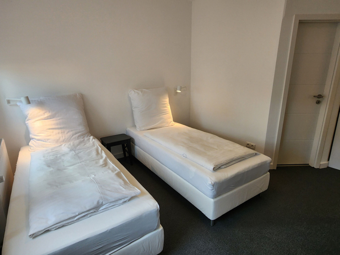 Bedroom 3, Davin City Apartments, Hamburg