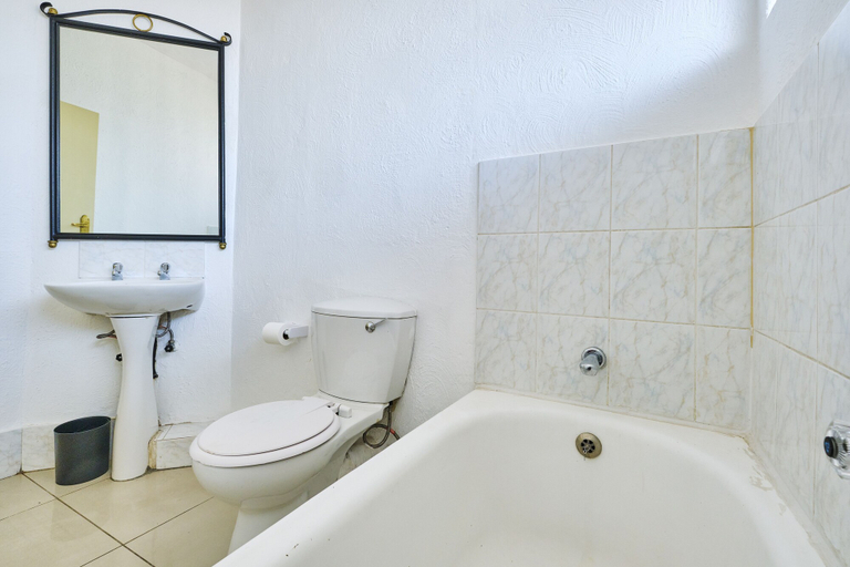 Bathroom 4, Inn & Out Sandton Park, City of Johannesburg