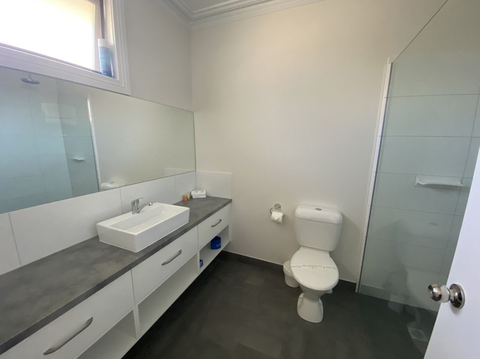 Bathroom 3, Campaspe Lodge Echuca, Campaspe - Echuca