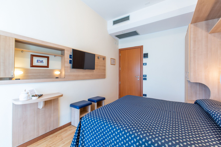 Bedroom 4, Hotel Baltic, Rimini