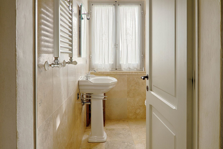 Bathroom 4, Rinidia Bio, Siena