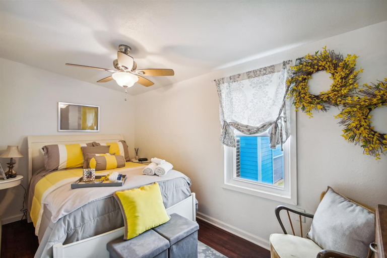 Bedroom 2, Coral Cottage, Brazoria