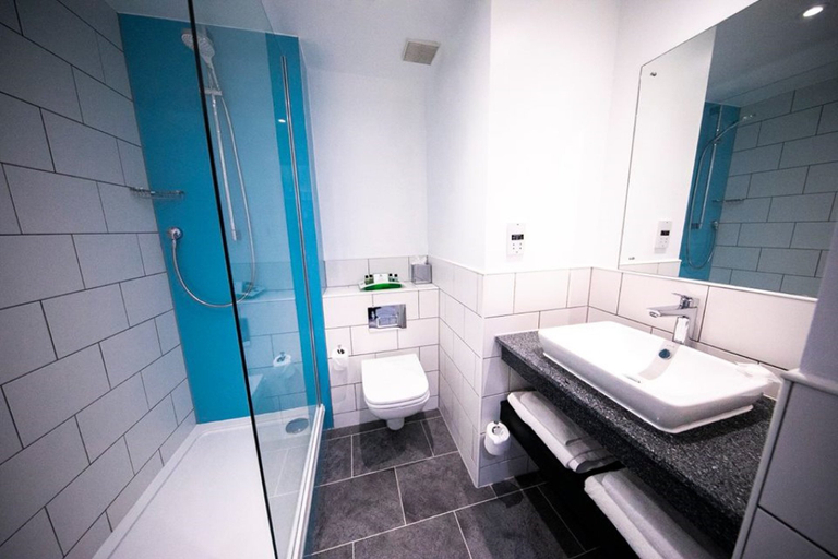 Bathroom 2, Holiday Inn KENILWORTH - WARWICK by IHG, Warwickshire