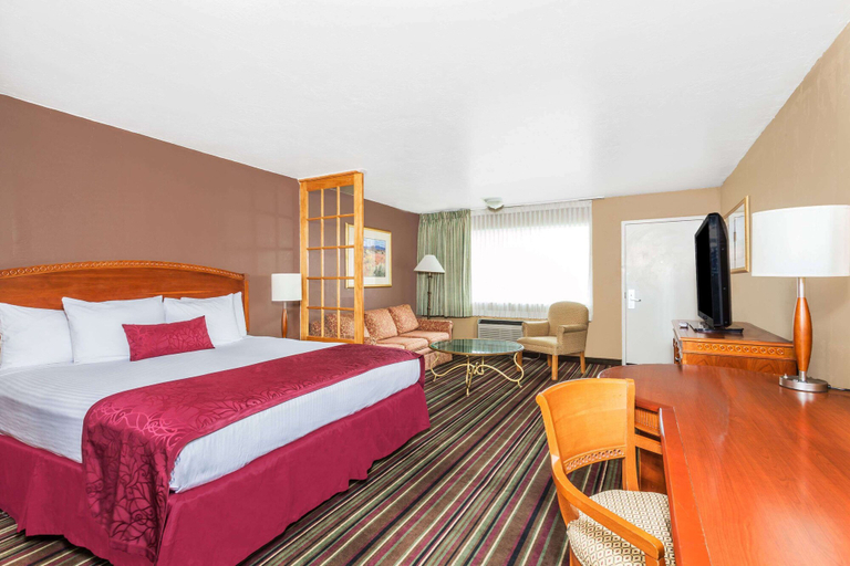 Bedroom 3, Days Inn & Suites by Wyndham Logan, Cache