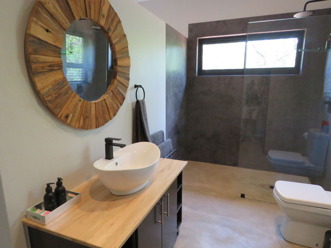 Bathroom 5, Wild Dog Guest Lodge, Mopani