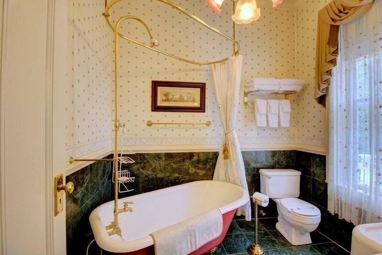 Bathroom 4, Bybee's Historic Inn, Jackson