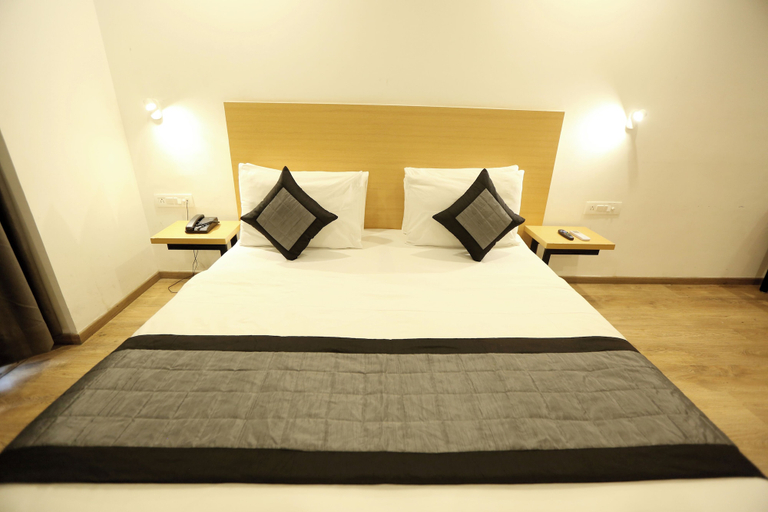 Bedroom 2, Hotel Earthview, Gautam Buddha Nagar