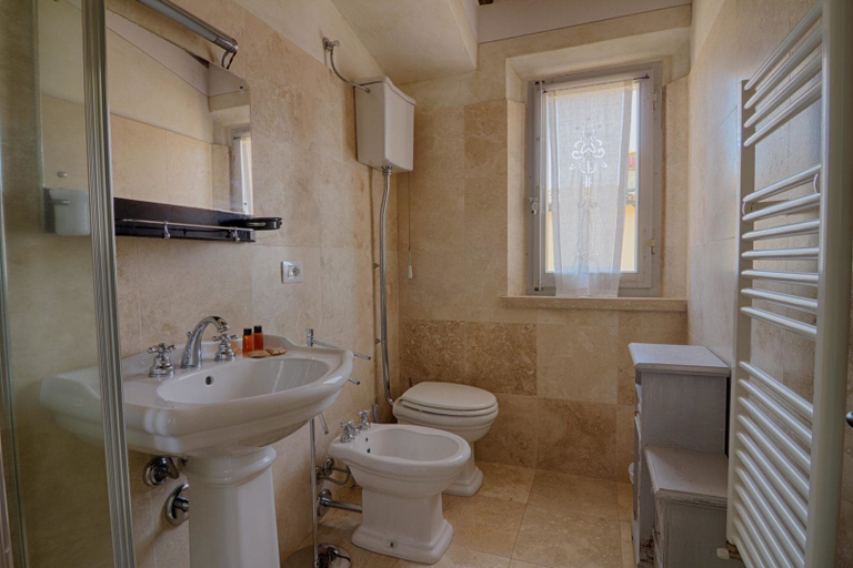 Bathroom 5, Rinidia Bio, Siena
