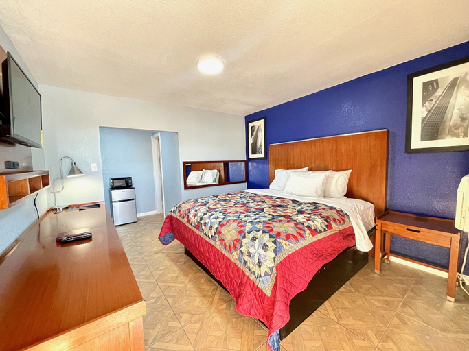 Bedroom 1, Golden Inn, Dallas