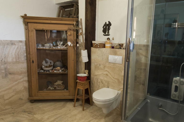 Bathroom 4, Raven's Bed and Breakfast, Reykjanesbær