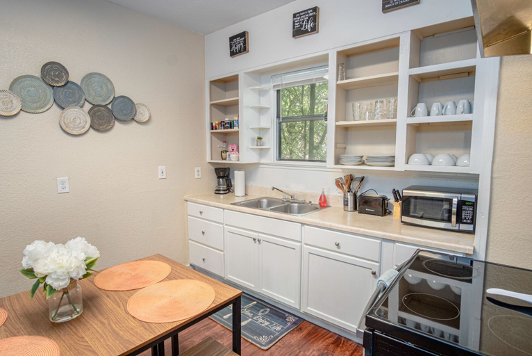 Others 4, Cozy Downtown Guest House 2br/1ba Sleeps 8, Bexar