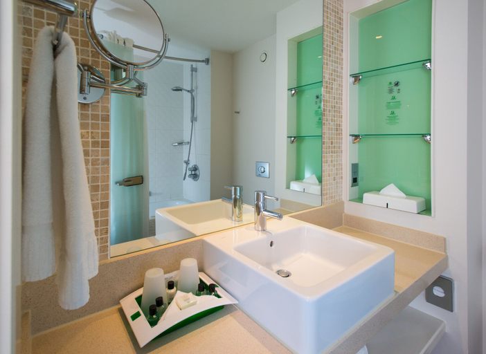 Bathroom 4, Holiday Inn STEVENAGE by IHG, Hertfordshire