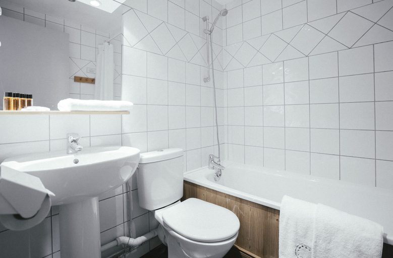 Bathroom 4, Langley Hotel Victors, Savoie