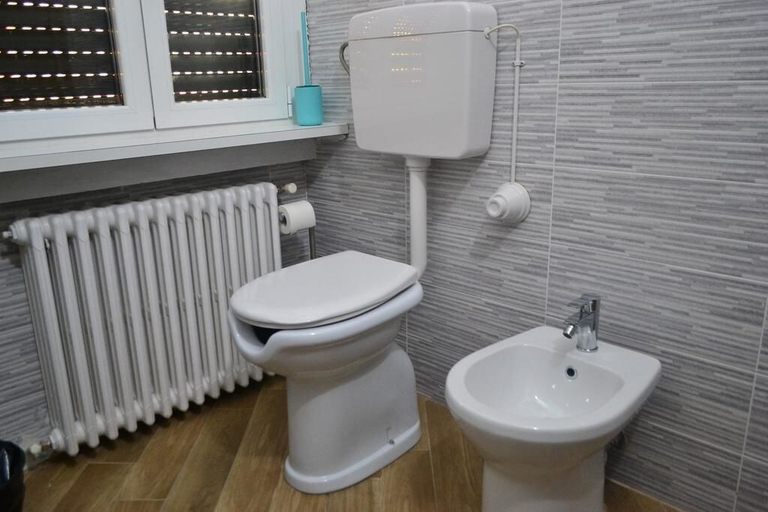 Bathroom 5, Gloria Hostel, Milano