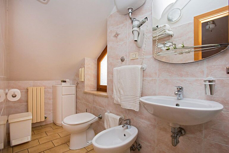 Bathroom 5, Hotel Lo Squalo, Ascoli Piceno
