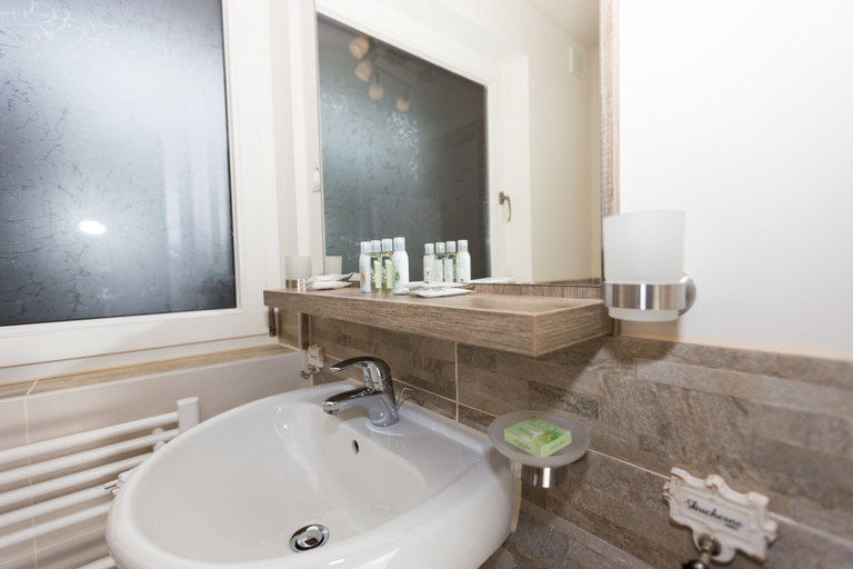 Bathroom 5, DEVA Hotel Kaiserblick, Traunstein