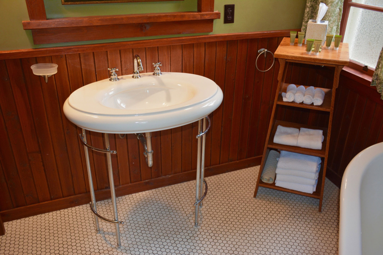 Bathroom 4, Johnston Canyon Lodge and Bungalows, Division No. 15