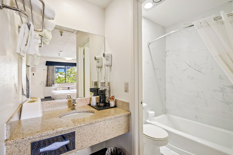 Bathroom 5, Downtown SLO Inn - San Luis Obispo, San Luis Obispo