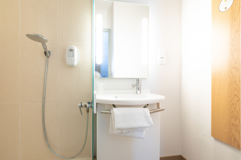 Bathroom 4, B&B HOTEL Saint-Malo Centre, Ille-et-Vilaine