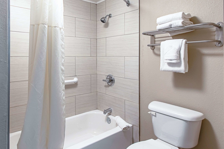 Bathroom 4, Econo Lodge Kingsville, Kleberg