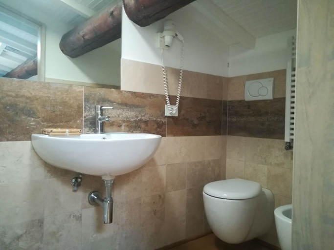 Bathroom 3, Poderi Arcangelo, Siena