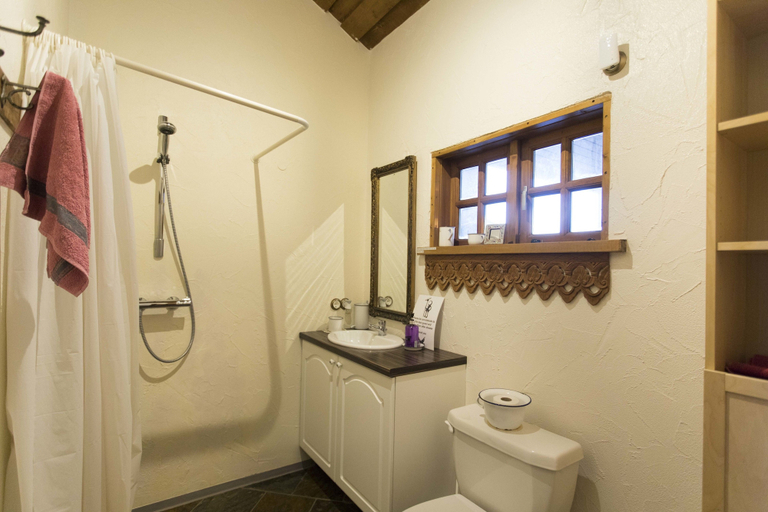 Bathroom 4, Raven's Bed and Breakfast, Reykjanesbær