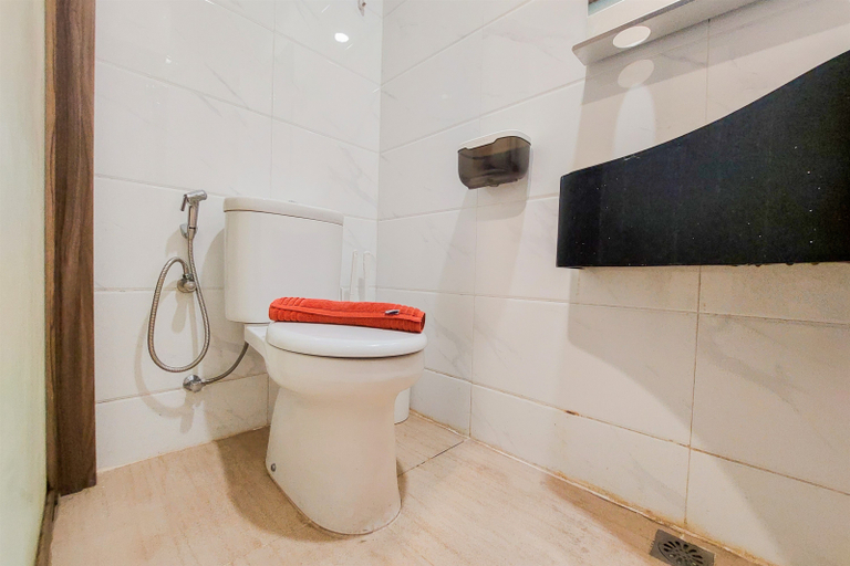 Bathroom 3, Comfy Designed and Modern Studio at Sky House BSD Apartment By Travelio, Tangerang Selatan