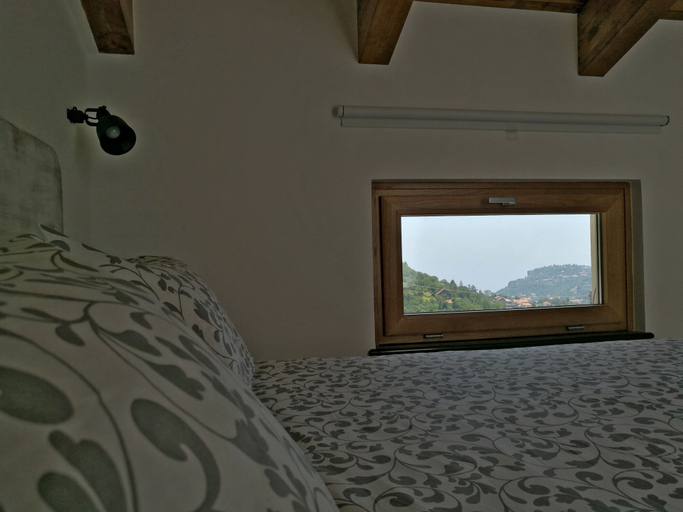 Bedroom 5, Songbird, Napoli