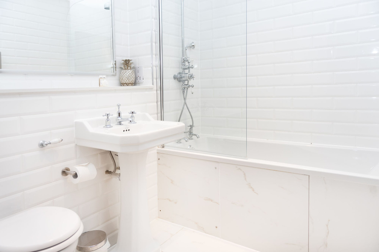 Bathroom 5, City Stay Apartments - Centro, Milton Keynes