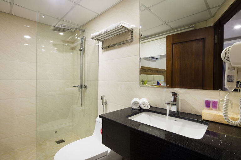 Bathroom 3, Sun City Hotel, Nha Trang
