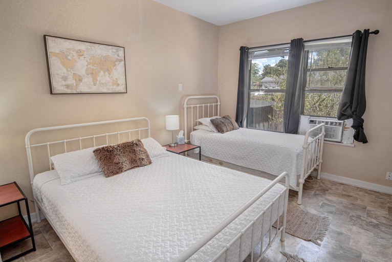 Bedroom 2, Cozy Downtown Guest House 2br/1ba Sleeps 8, Bexar
