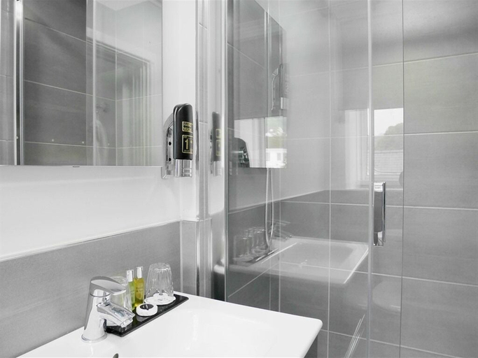 Bathroom 3, Norton House Hotel, Swansea