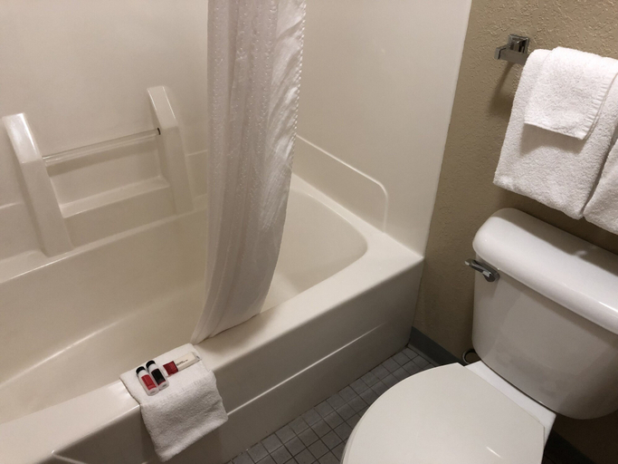 Bathroom 4, Days Inn by Wyndham Iron Mountain, Dickinson