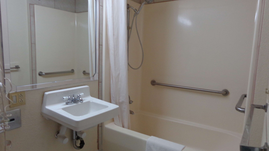Bathroom 5, SureStay Hotel by Best Western Childress, Childress