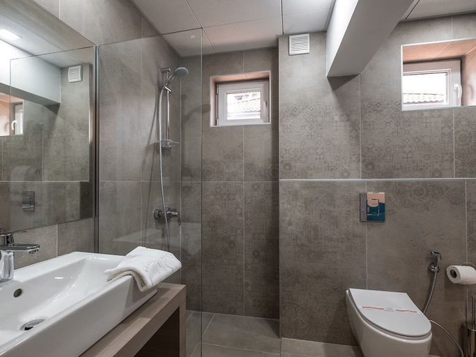 Bathroom 5, Caro Aparthotel, Varna