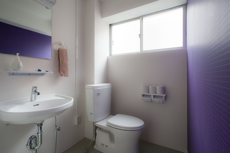 Bathroom 3, Nagoya Travellers Hostel, Nagoya